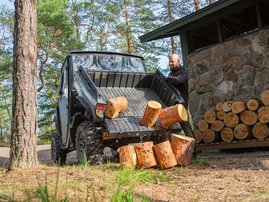 2023 Segway-Fugleman-UT10X harmaa Tukit-lavalla act 001